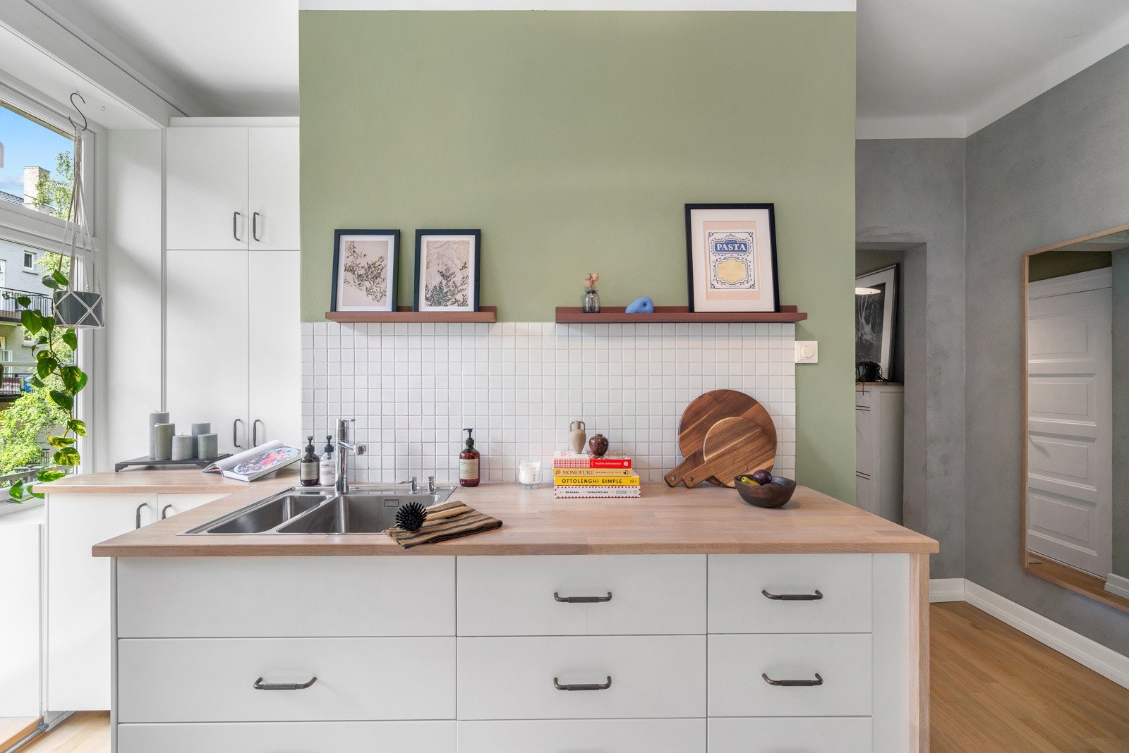 Lyst og luftig kjøkken med godt planlagte arbeidsområder. Galleribilde