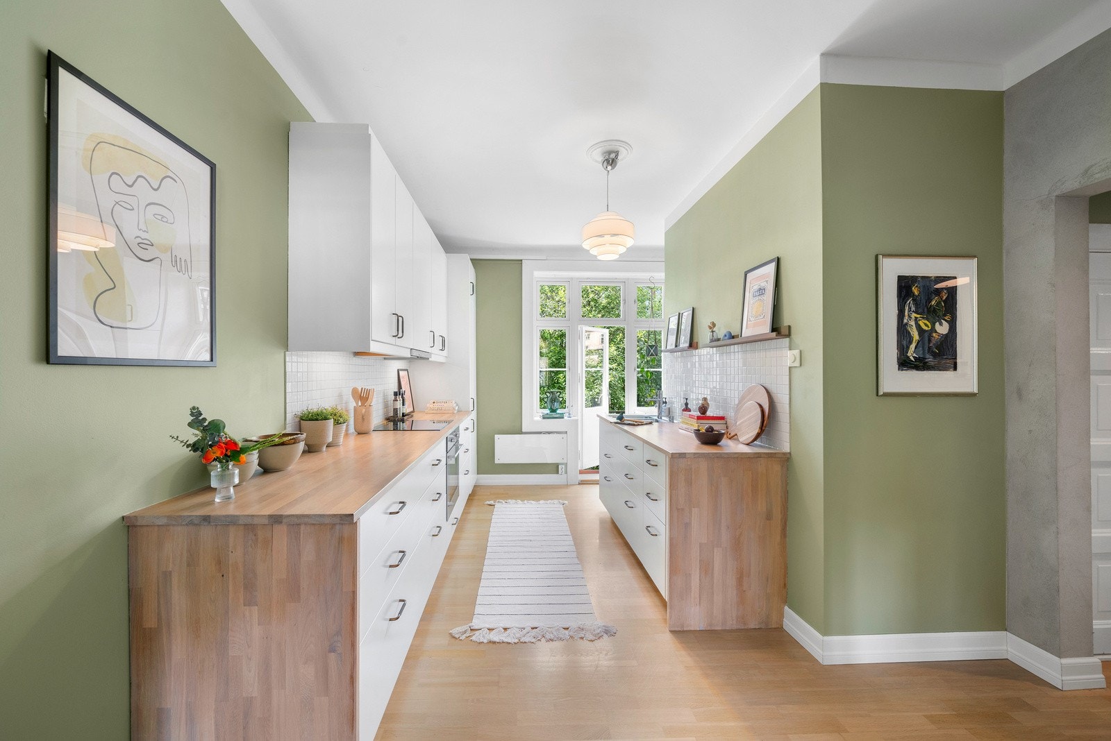 Her får du et et lekkert og moderne IKEA kjøkken som oser matglede! Kjøkkenet er fra 2013 med oppgraderinger fra 2018. Galleribilde