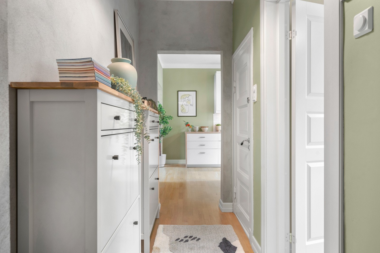 Her kan du enkelt organisere sko og yttertøy, og skape en praktisk og ryddig velkomst til hjemmet ditt. Galleribilde