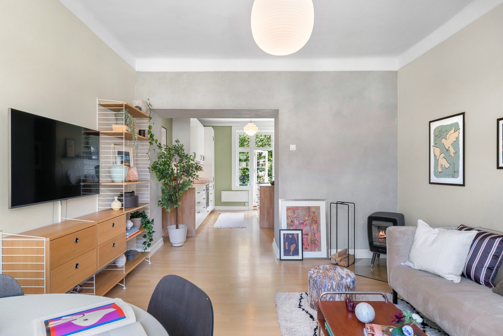 Stuen har naturlige møbleringssoner for sofa, TV, spisegruppe og mer. I tillegg er det en hyggelig peisovn i stuen som gir ekstra varme på kjølige høst- og vinterkvelder. Galleribilde