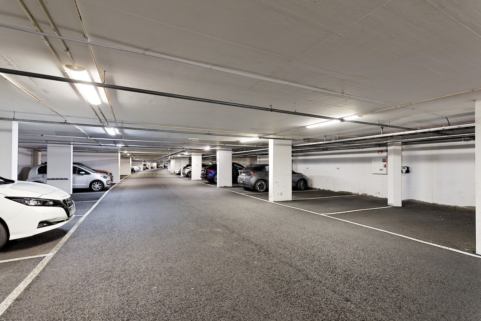 Garasjeanlegg i kjeller hvor det tidvis er parkeringsplasser for utleie og salg Galleribilde