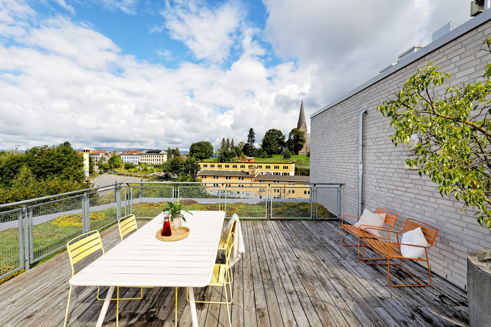 Har man behov for større plass og enda mer sol kan man benytte seg av byggets felles takterrasse med fantastiske utsikt- og solforhold Galleribilde