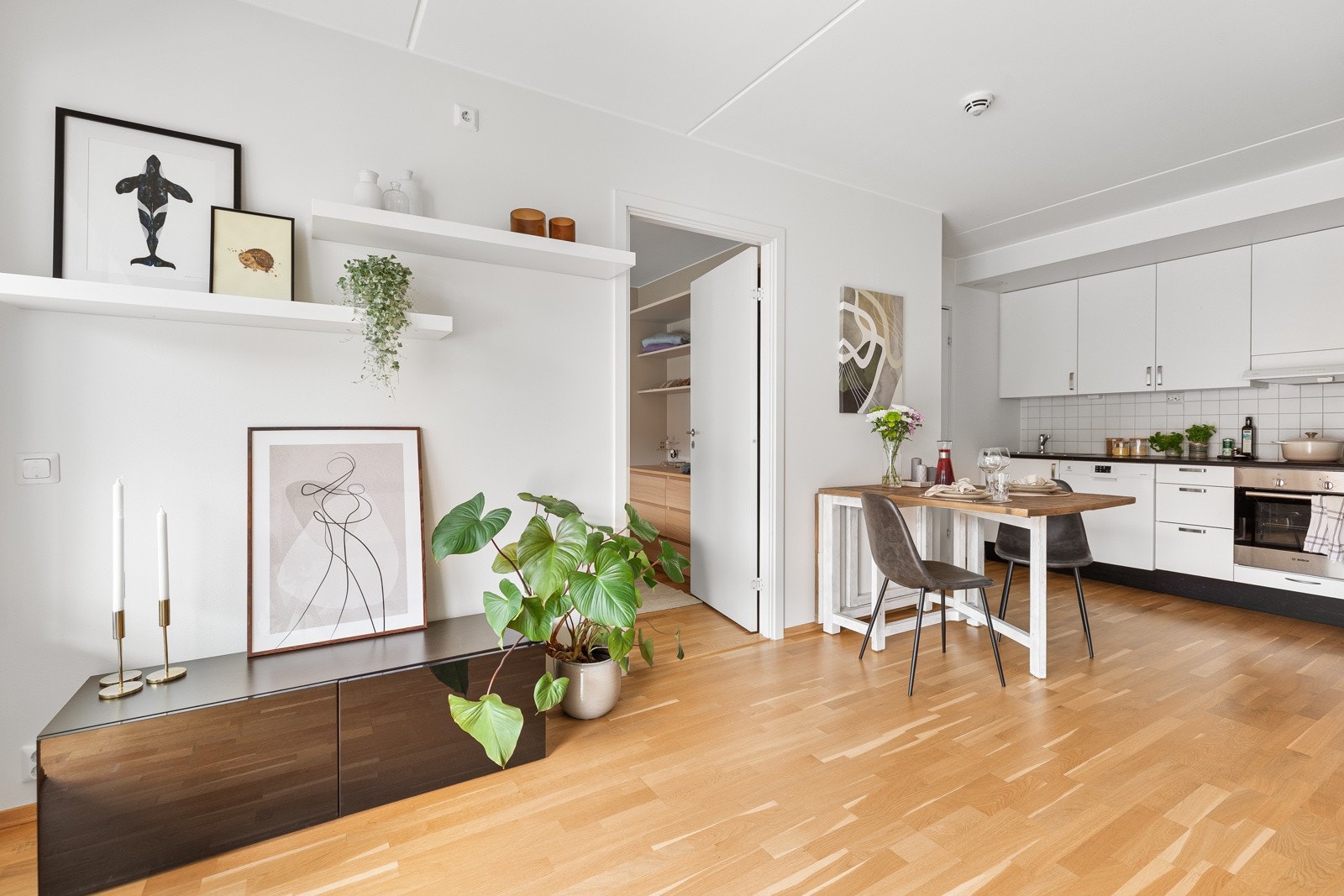 Stuen har en flott form som gjør det enkelt å møblere etter eget ønske og behov Galleribilde