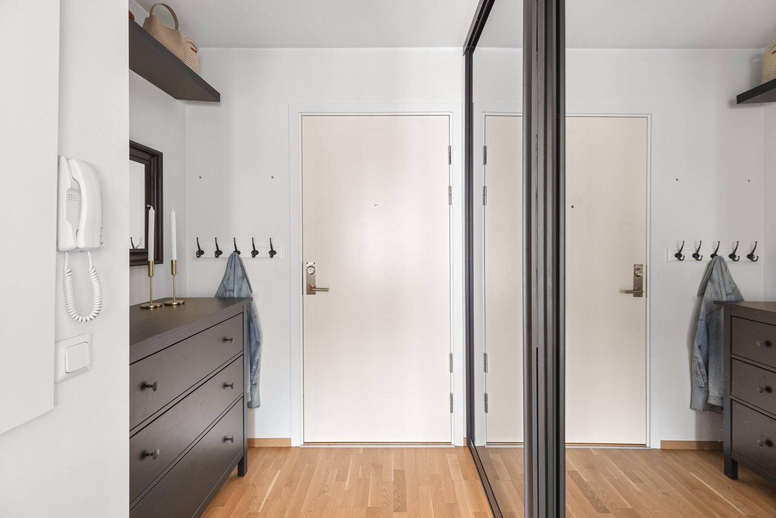 God plass til sko og yttertøy i stor skyvedørsgarderobe samt plass til kommode. Velkommen inn! Galleribilde