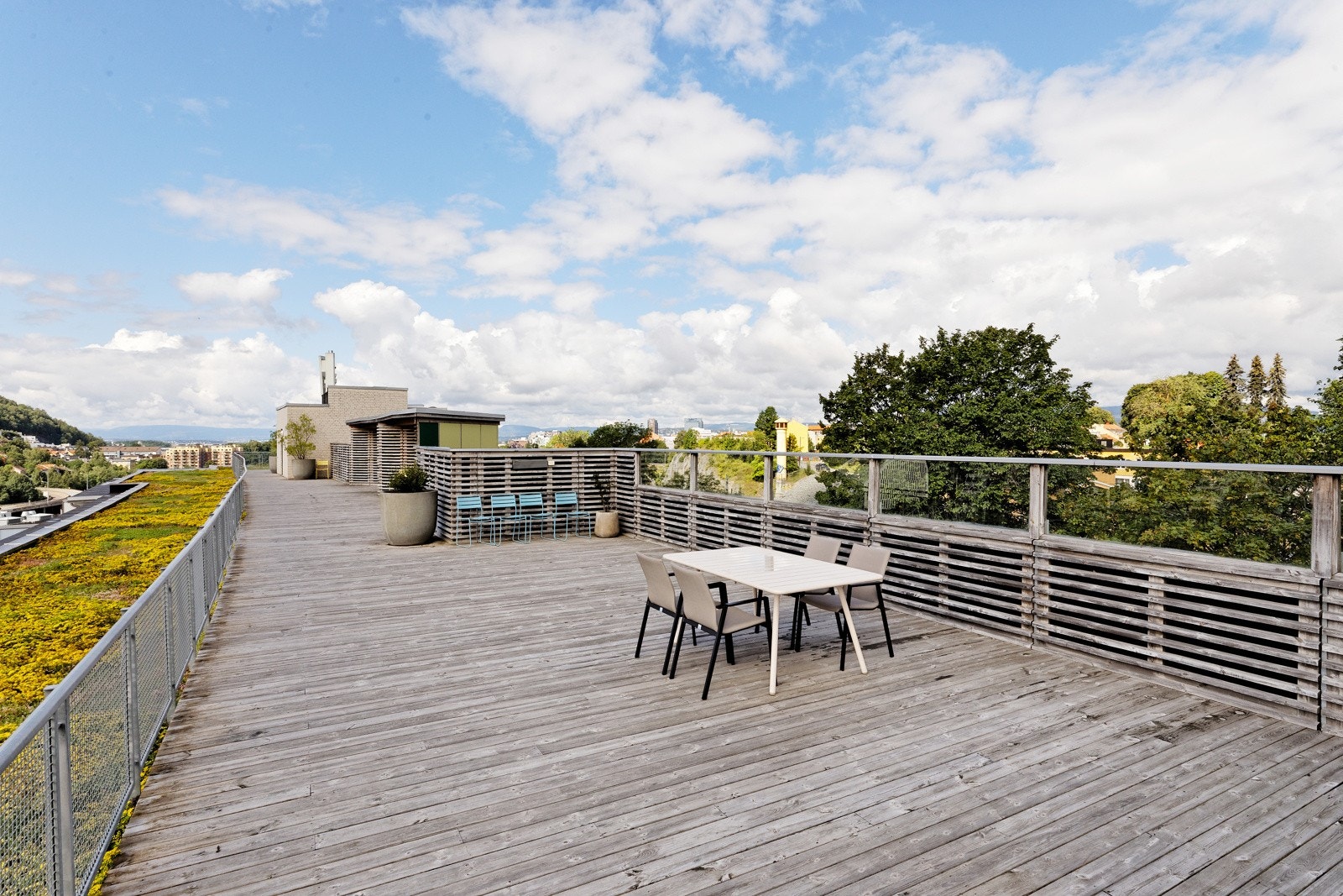 Takterrasen har flere ulike soner med flere sittegrupper m.v. Galleribilde