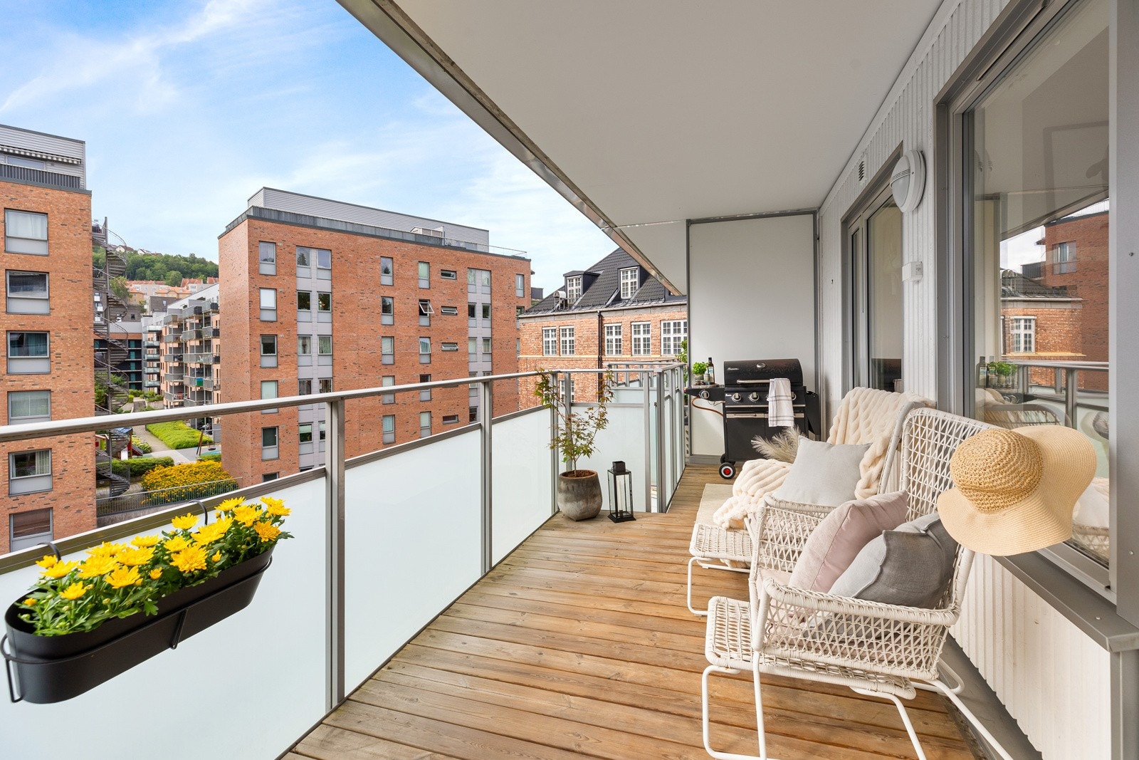 Turbinveien 6 ligger i et moderne bygg fra 2012 med tilgang til fantastisk felles takterrasse, frodige fellesarealer og flere flotte fasiliteter Galleribilde