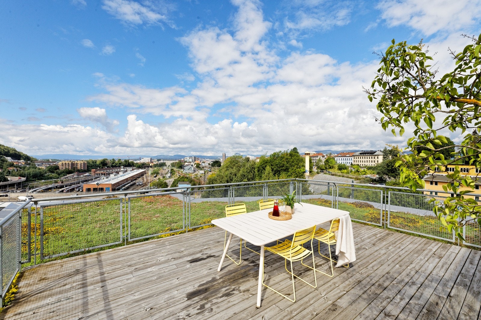 Beboere har tiltang til felles takterrasse med fantastiske utsikts- og solforhold som er utstyrt med koselige sittegrupper Galleribilde