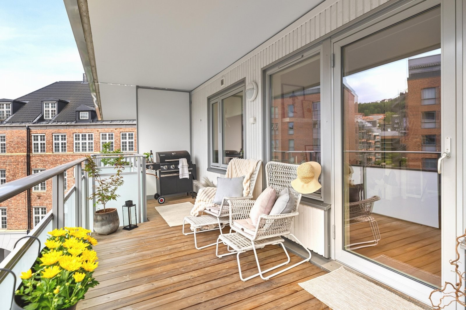 Balkongen gir en fin forlengelse av stuen på sommerhalvåret og det er god plass til grill og utemøbler Galleribilde