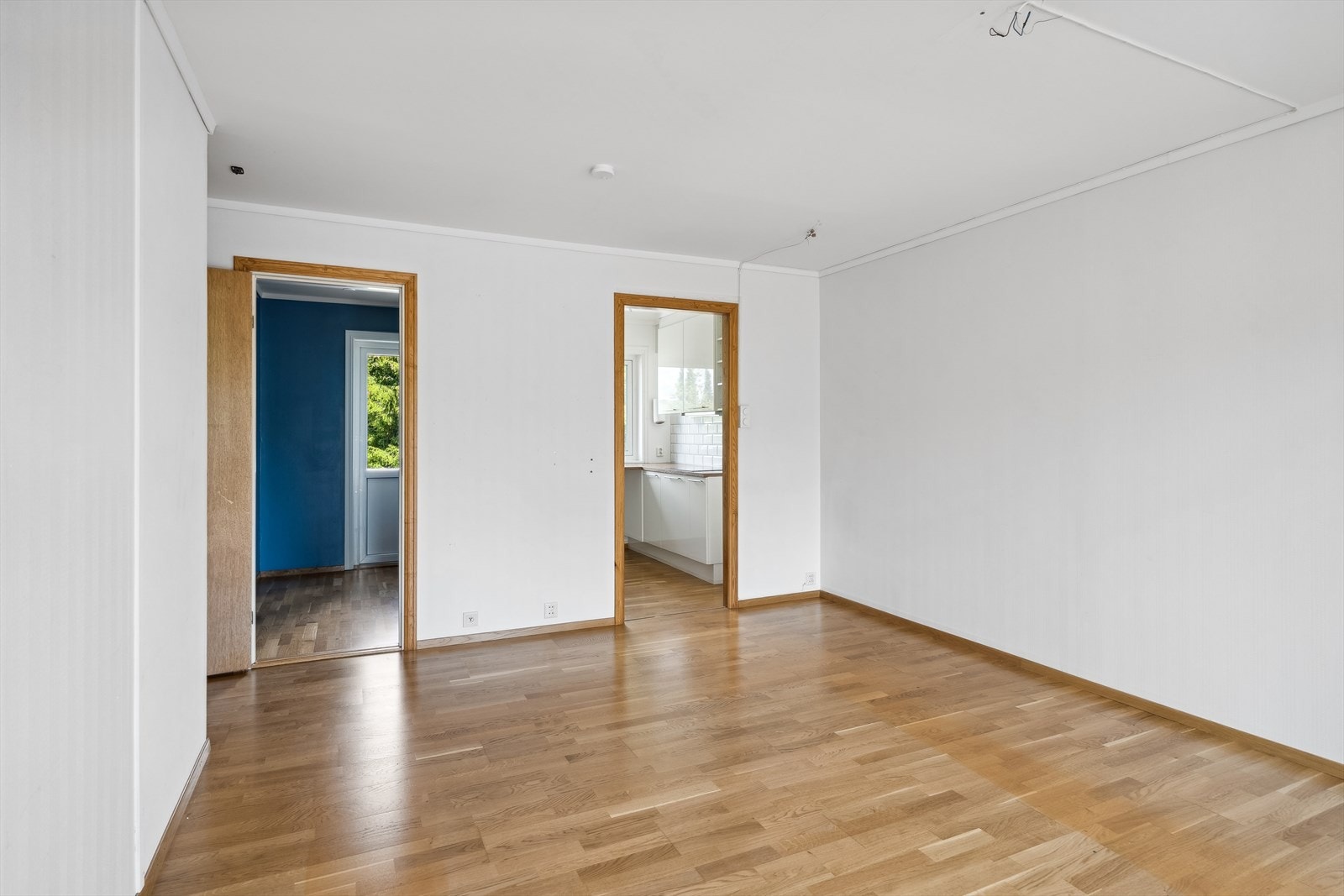 Fra stuen er det adkomst til både kjøkkenet og boden som har adkomst videre ut til balkong nr. 2. Galleribilde