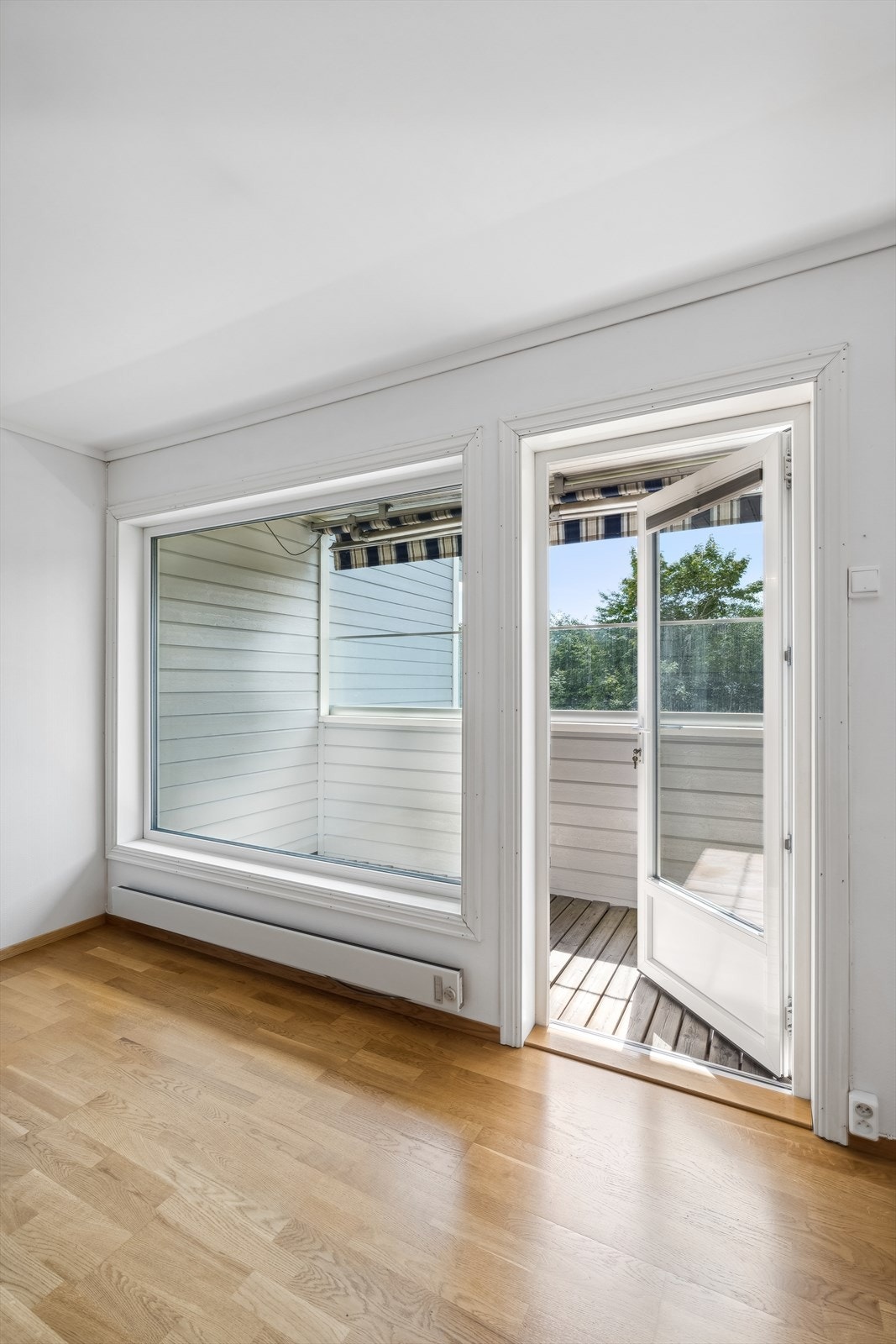 Det er gode lysforhold fra de store vindusflatene i front. Galleribilde