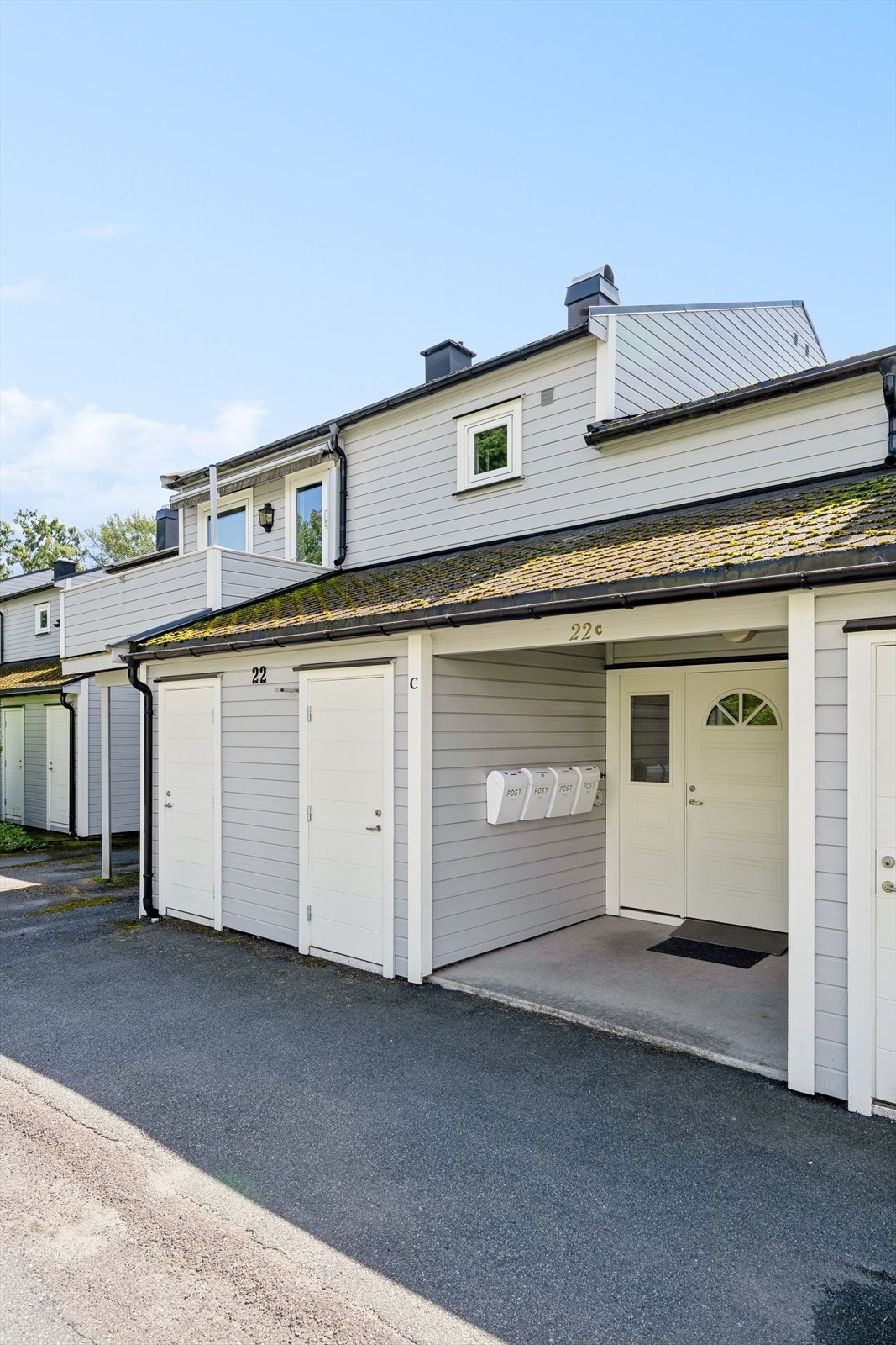 Hyggelig inngangsparti som er overbygget og gir ly for vær og vind. Felles trappegang til leiligheten som ligger i 2. etg. Galleribilde