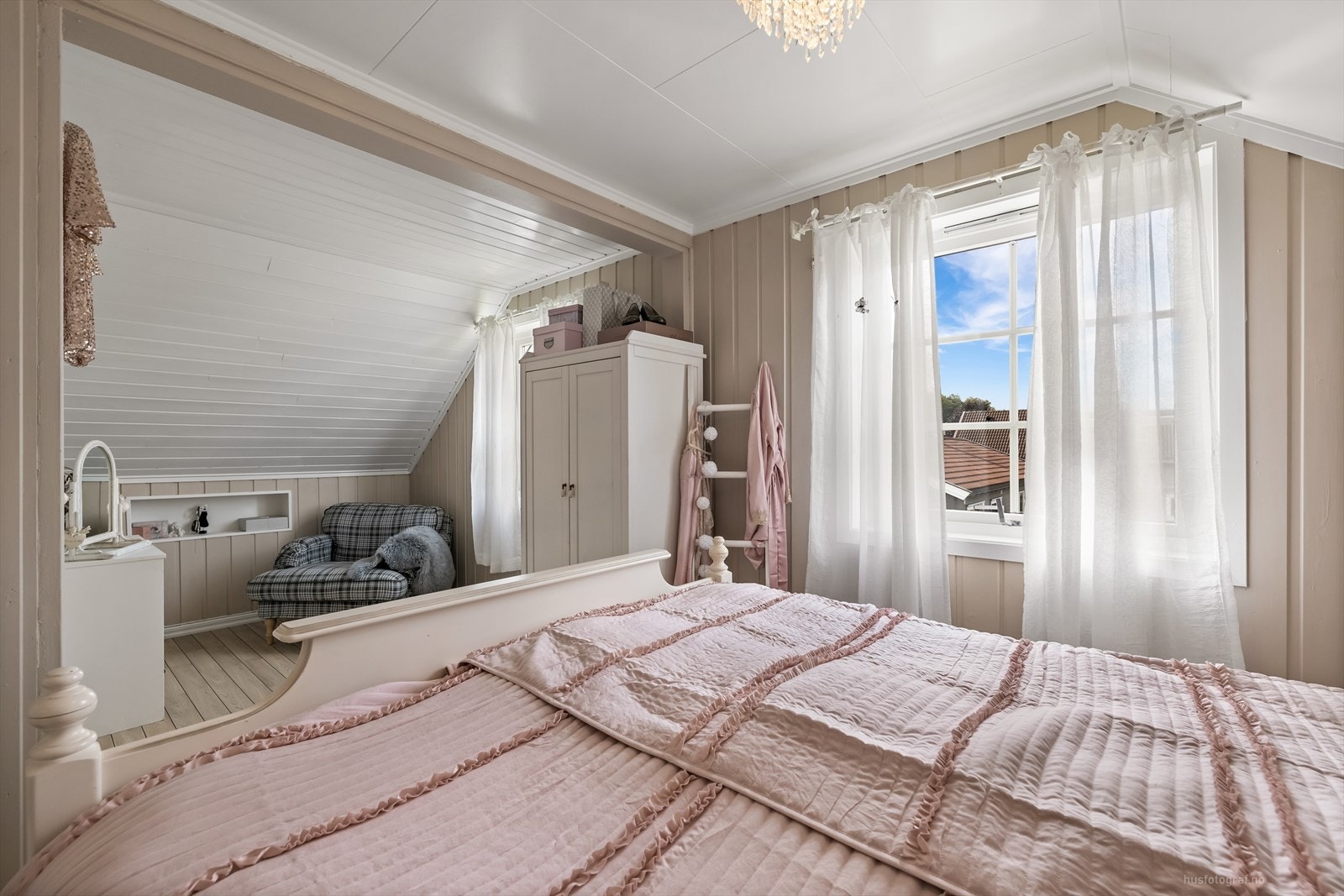 Hovedsoverommet har plass til dobbeltseng Galleribilde