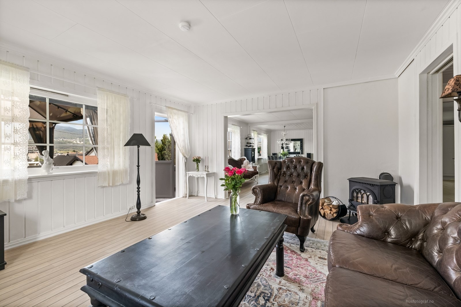 Fra stuen er det utgang til en hyggelig terrasse Galleribilde