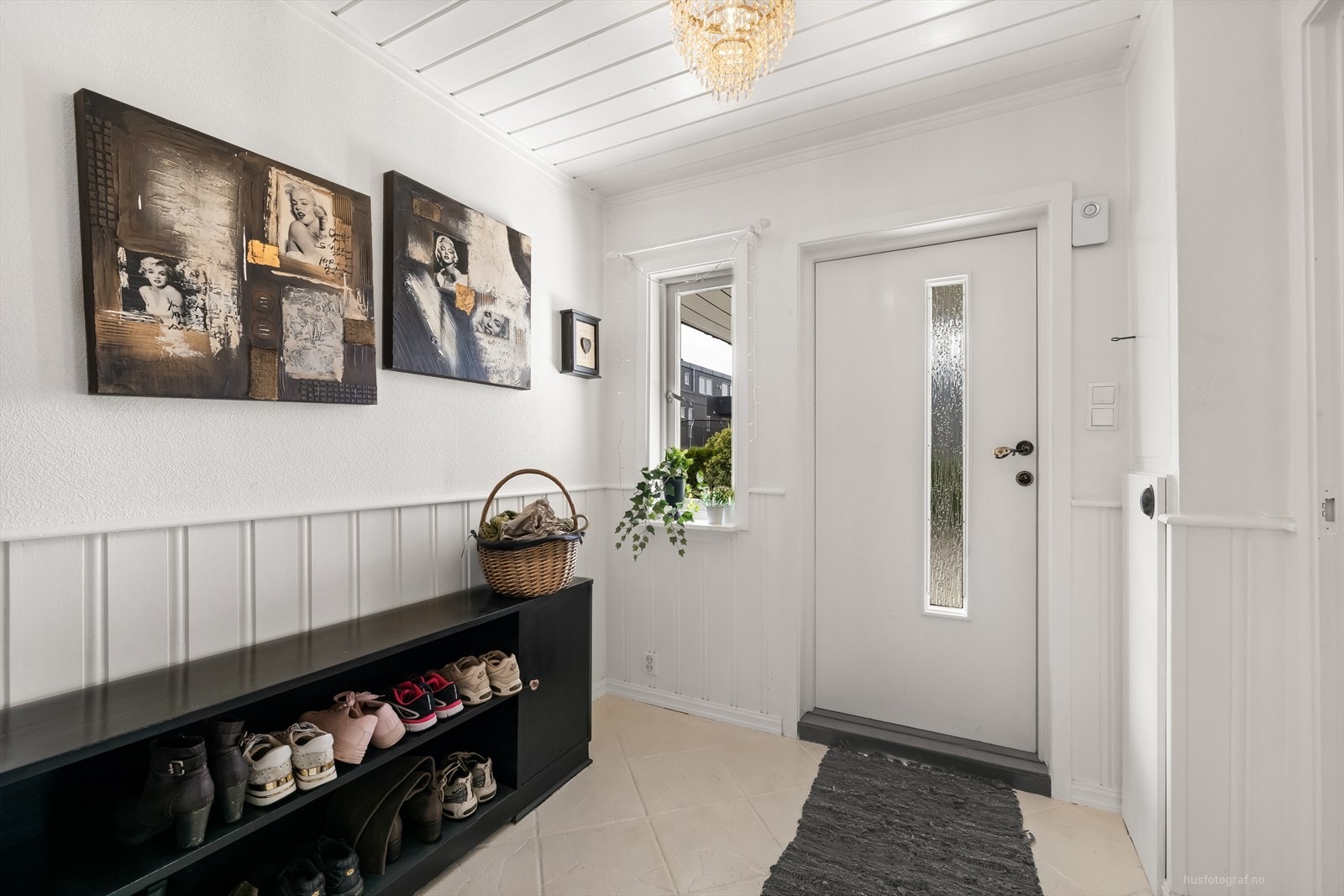 Entré med fliser på gulv med varmekabler Galleribilde