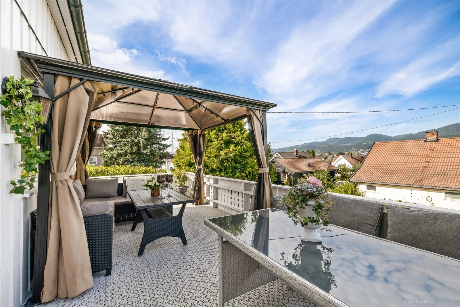 Hyggelig terrasse som kan møbleres i ulike soner Galleribilde
