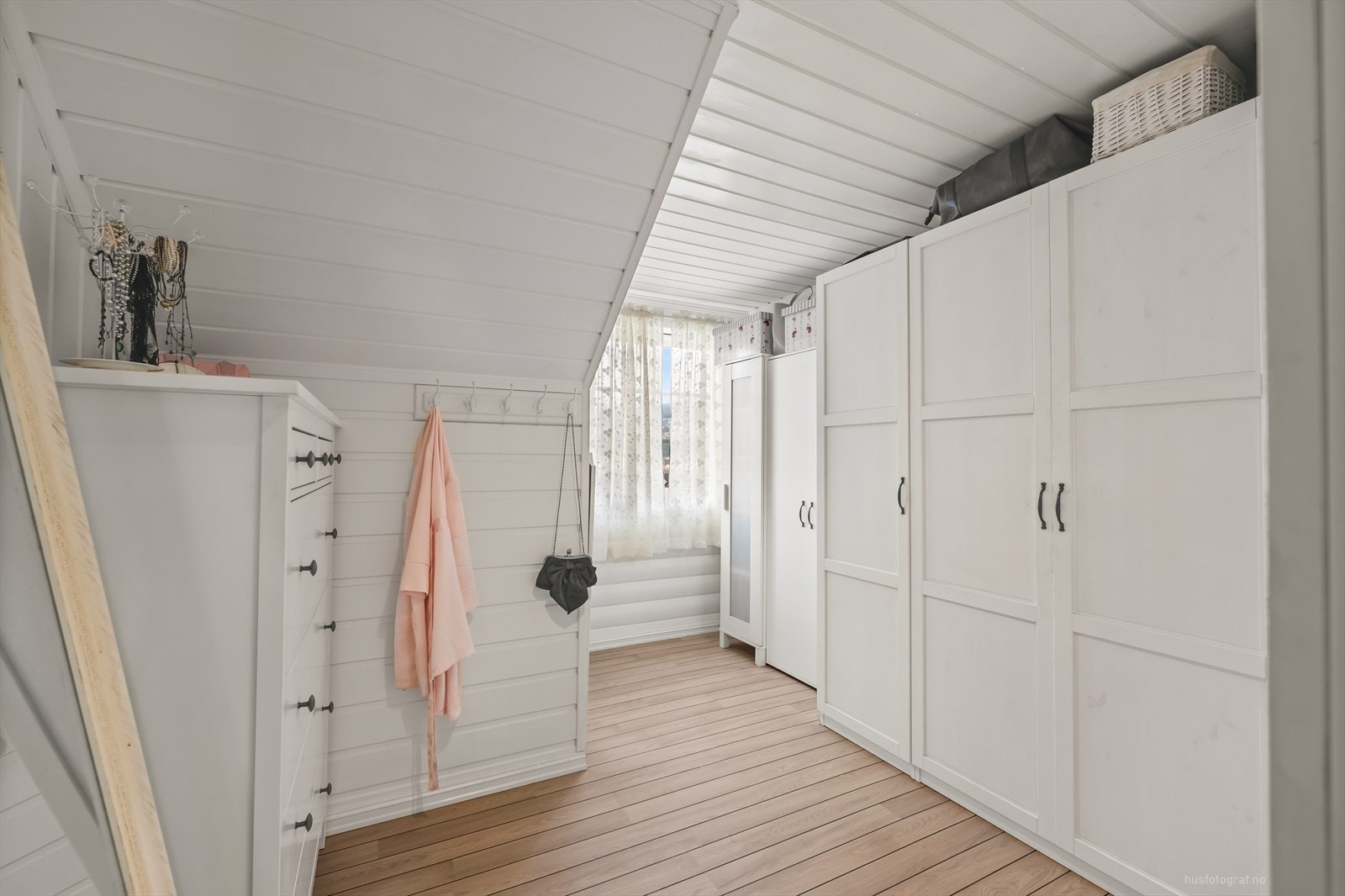 Stort walk-in-closet med gode oppbevaringsmuligheter Galleribilde