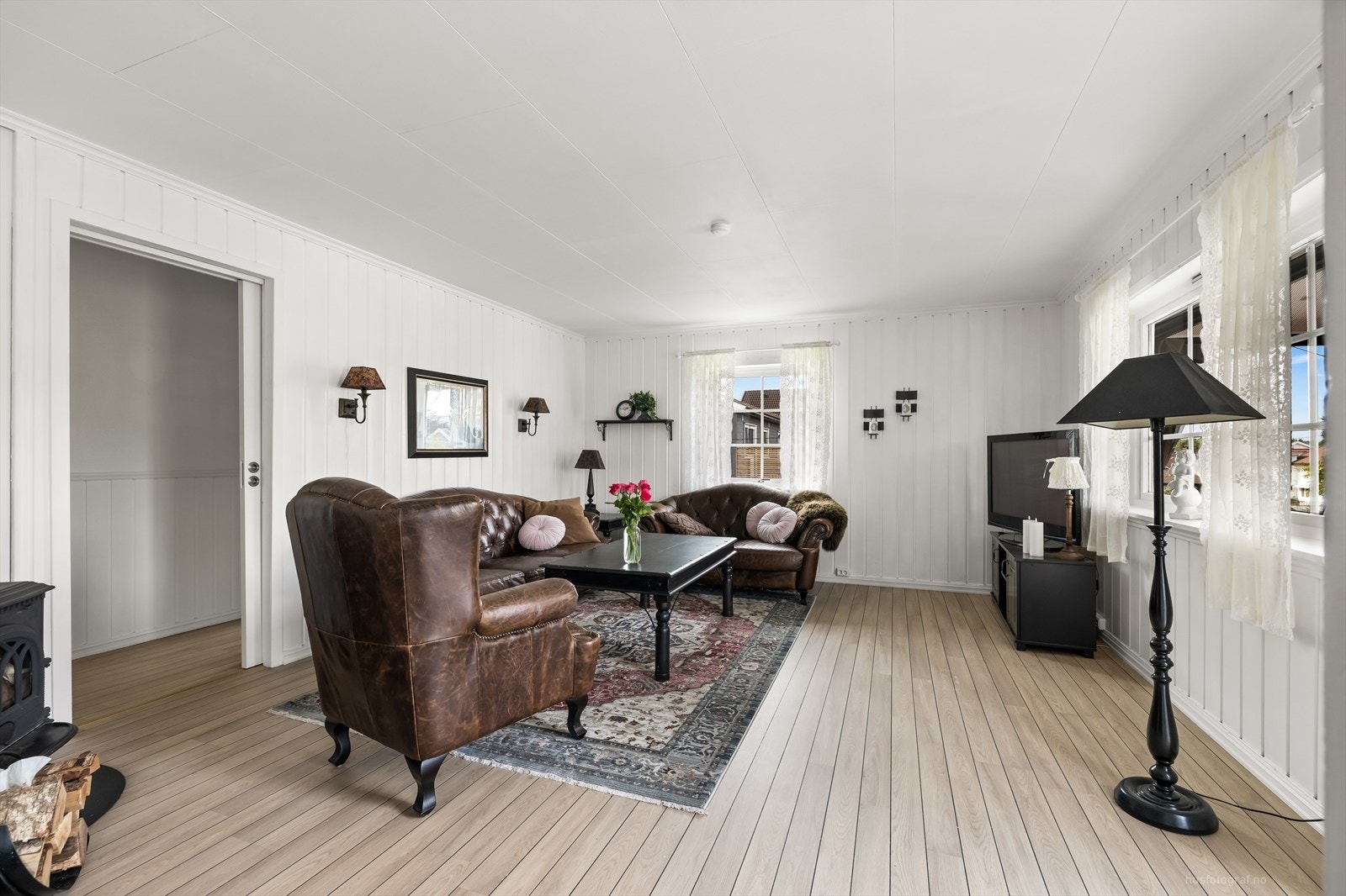 Det er montert peis i stuen Galleribilde