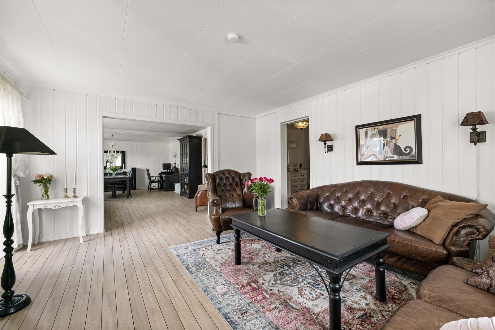 Det er laminat på gulv og vegger med trepanel Galleribilde