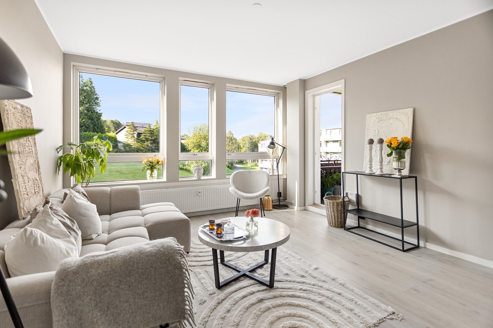 Det er utgang til romslig altan fra stuen Galleribilde