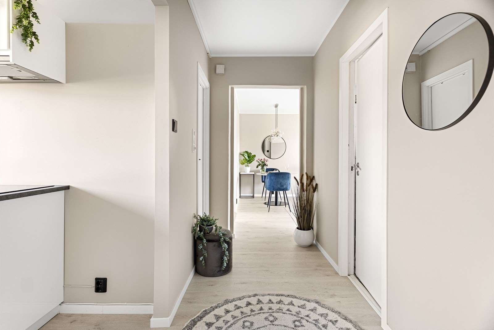 Flott hvit kjøkkeninnredning fra Ikea Galleribilde