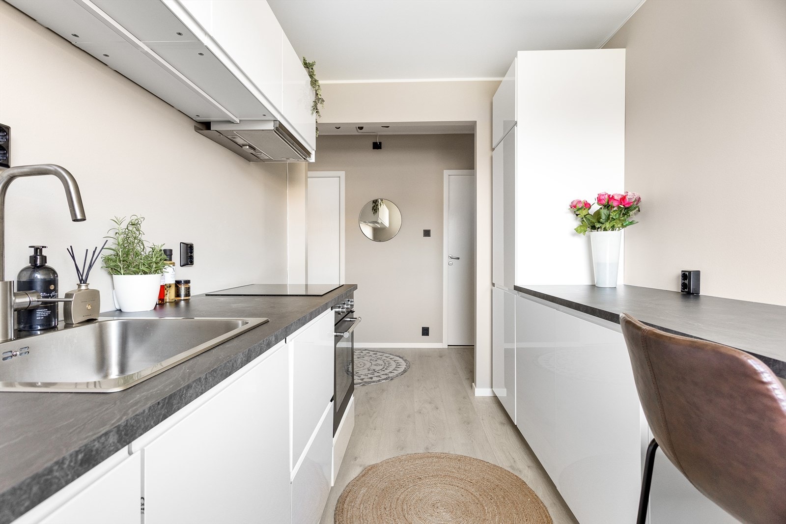 Det medfølger integrerte hvitevarer på kjøkken Galleribilde