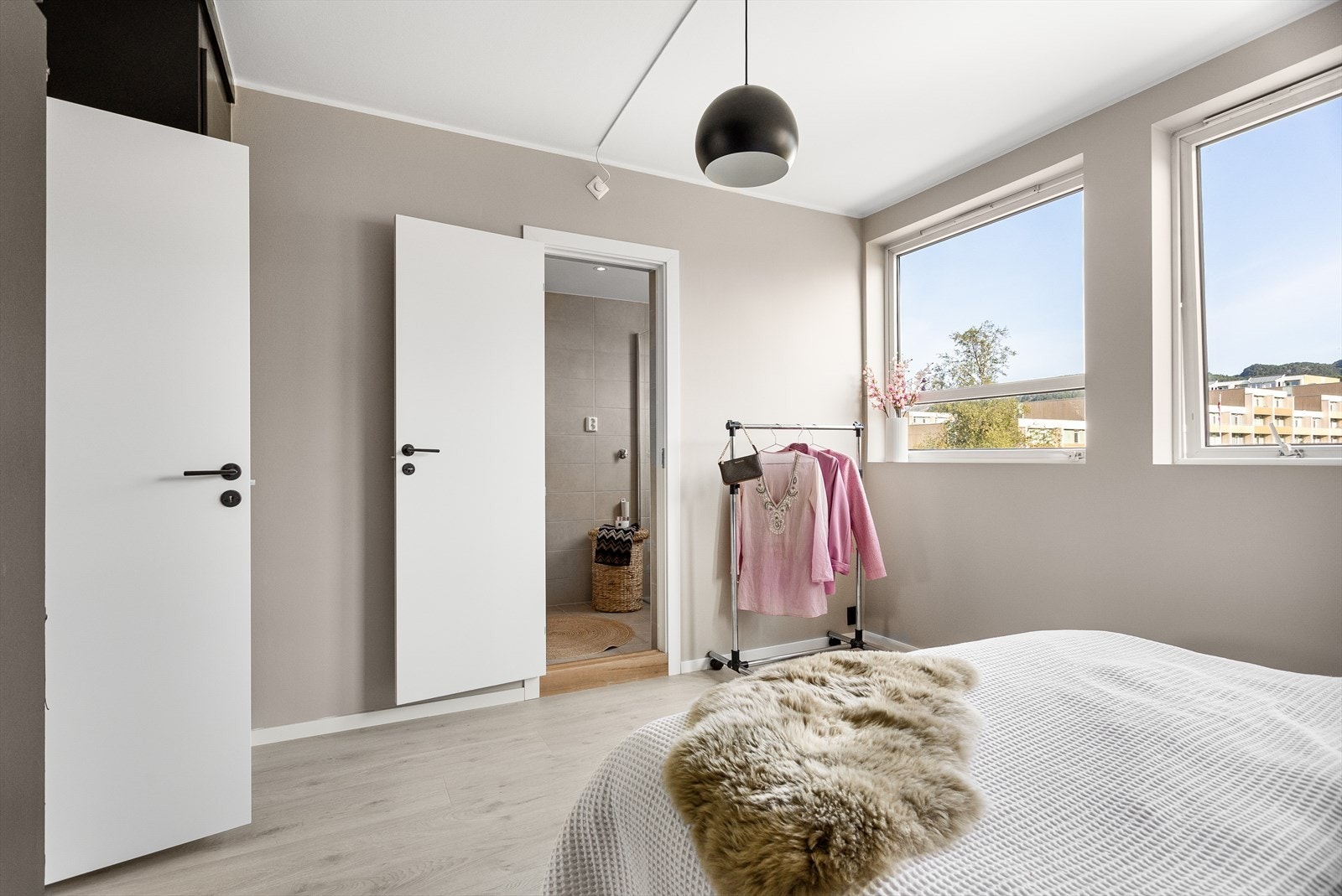 Hovedsoverom har direkte inngang til bad Galleribilde