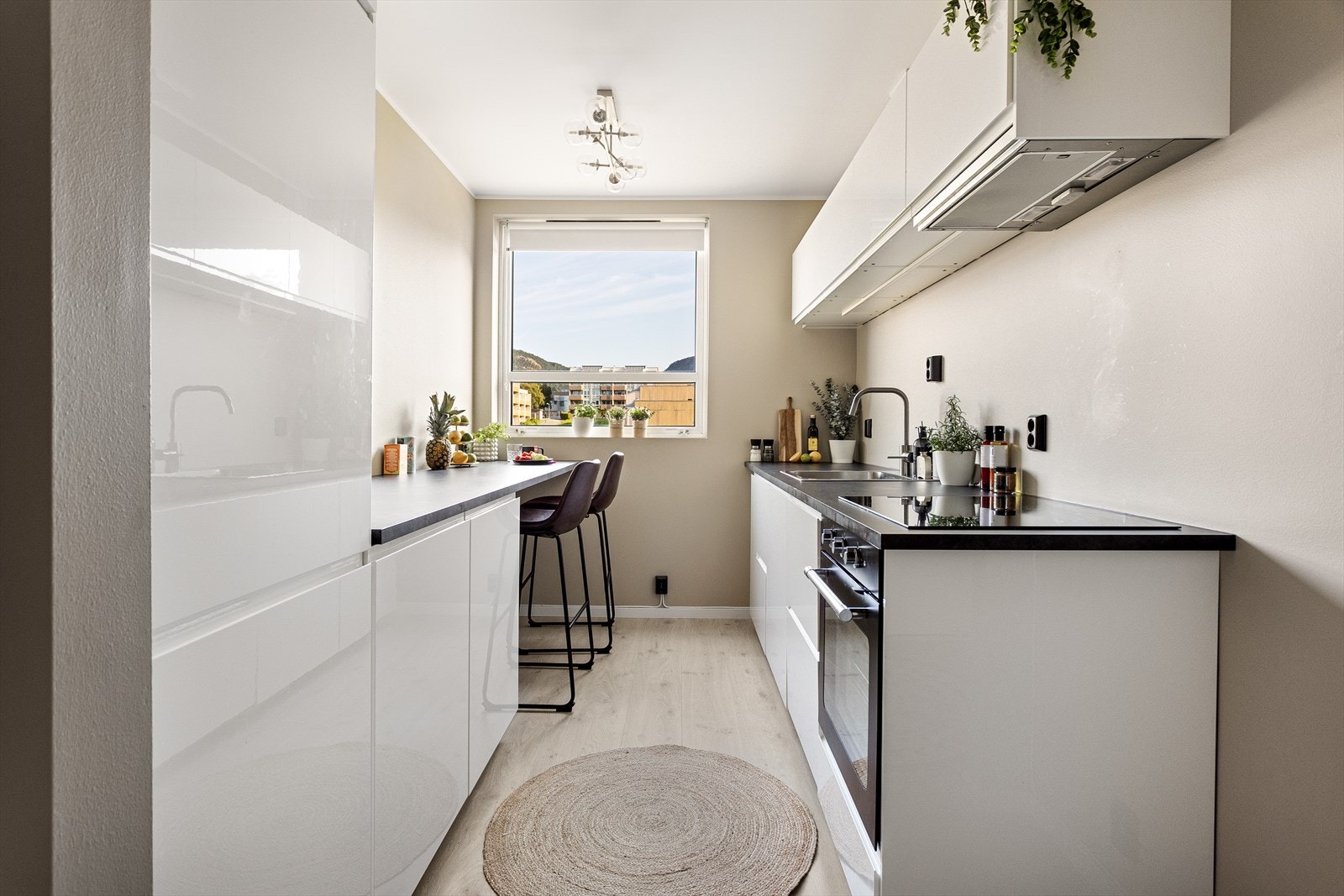 Flott hvit kjøkkeninnredning fra Ikea Galleribilde