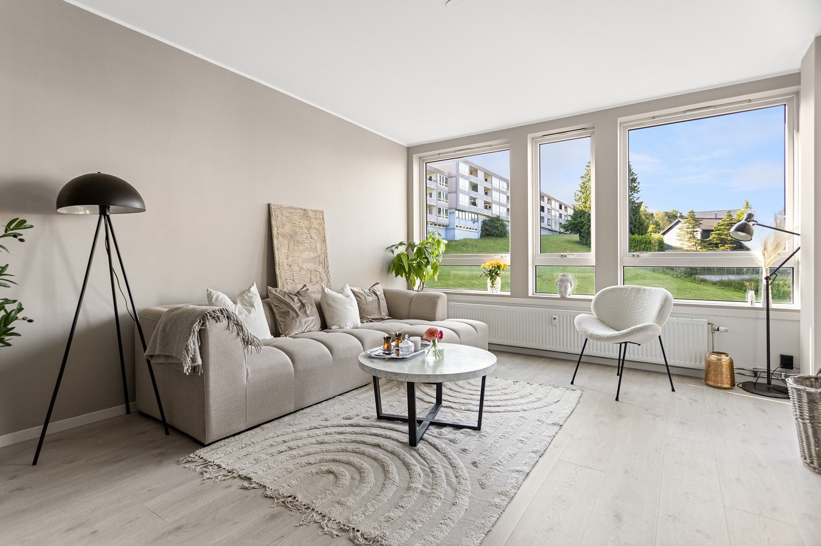 Stuen er nyoppusset med nytt gulv og nymalte vegger Galleribilde