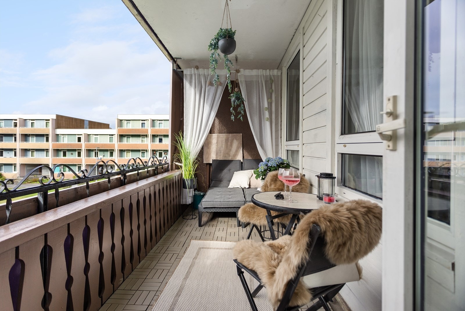 God plass til hagemøbler på altanen Galleribilde