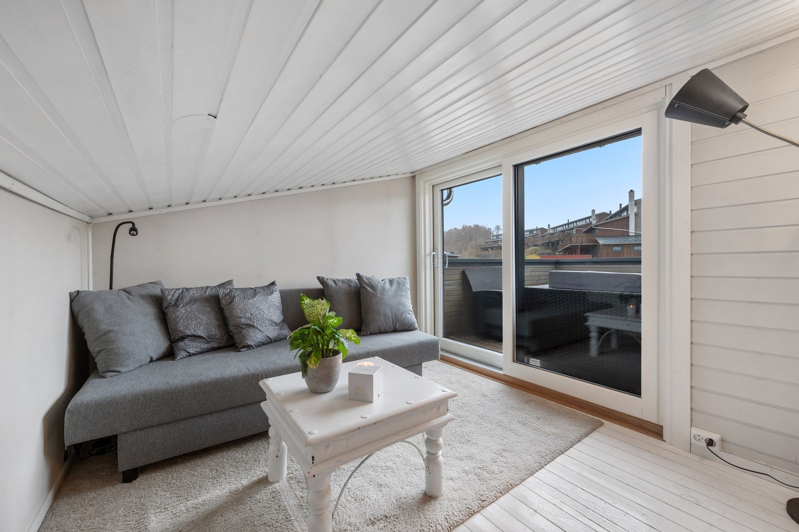 Fra hemsen kommer en ut på terrasse over inngangsparti til huset, her har du kveldssolen og nyte Galleribilde