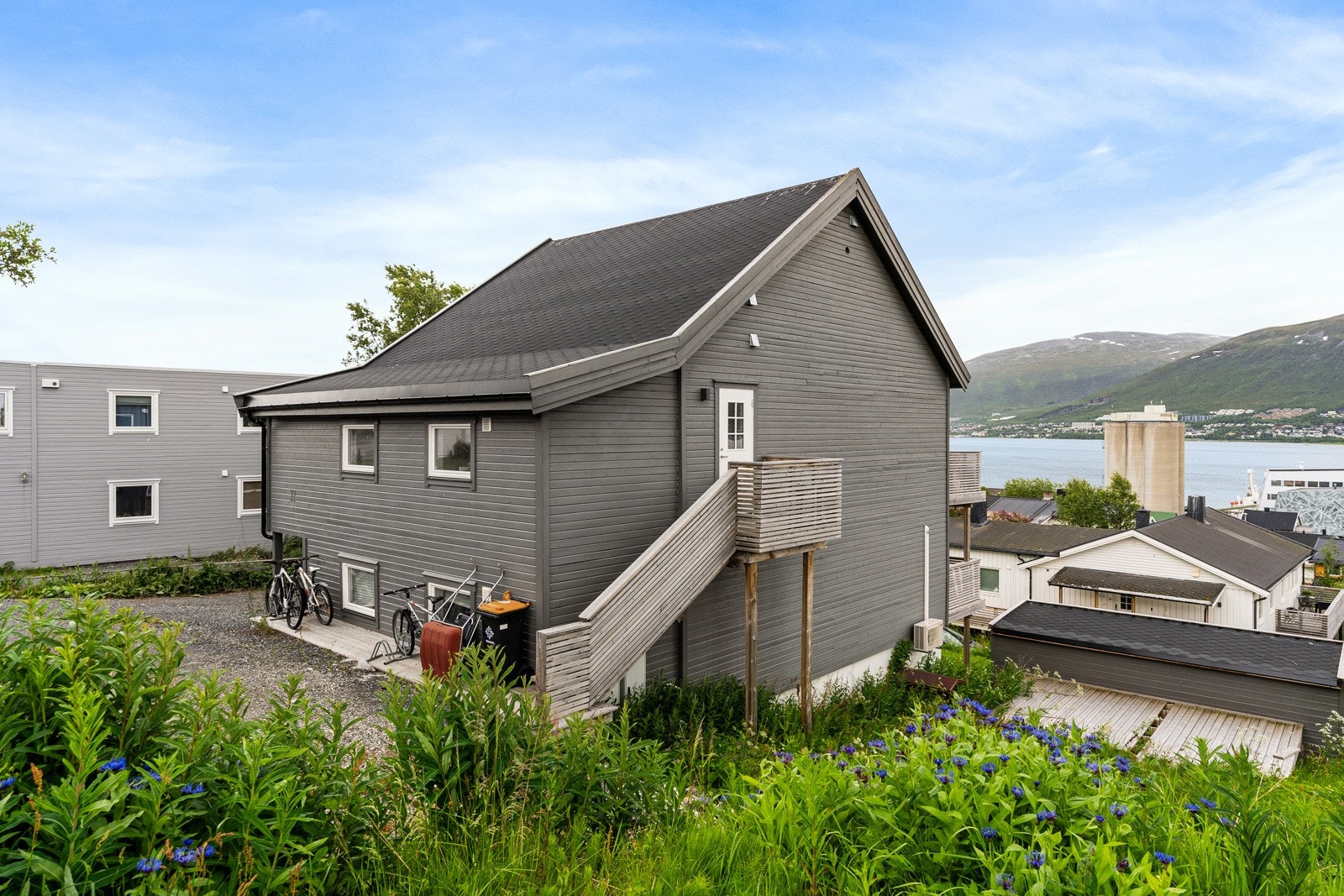 Herlige uteområder med østvendt veranda med nydelig utsikt og sørvendt inngangsparti (med plass for bord/stol) med svært gode solforhold. På felles platting ved utebod, samt platting ved biloppstillingsplass, er det sol til tidlig på kvelden. Galleribilde
