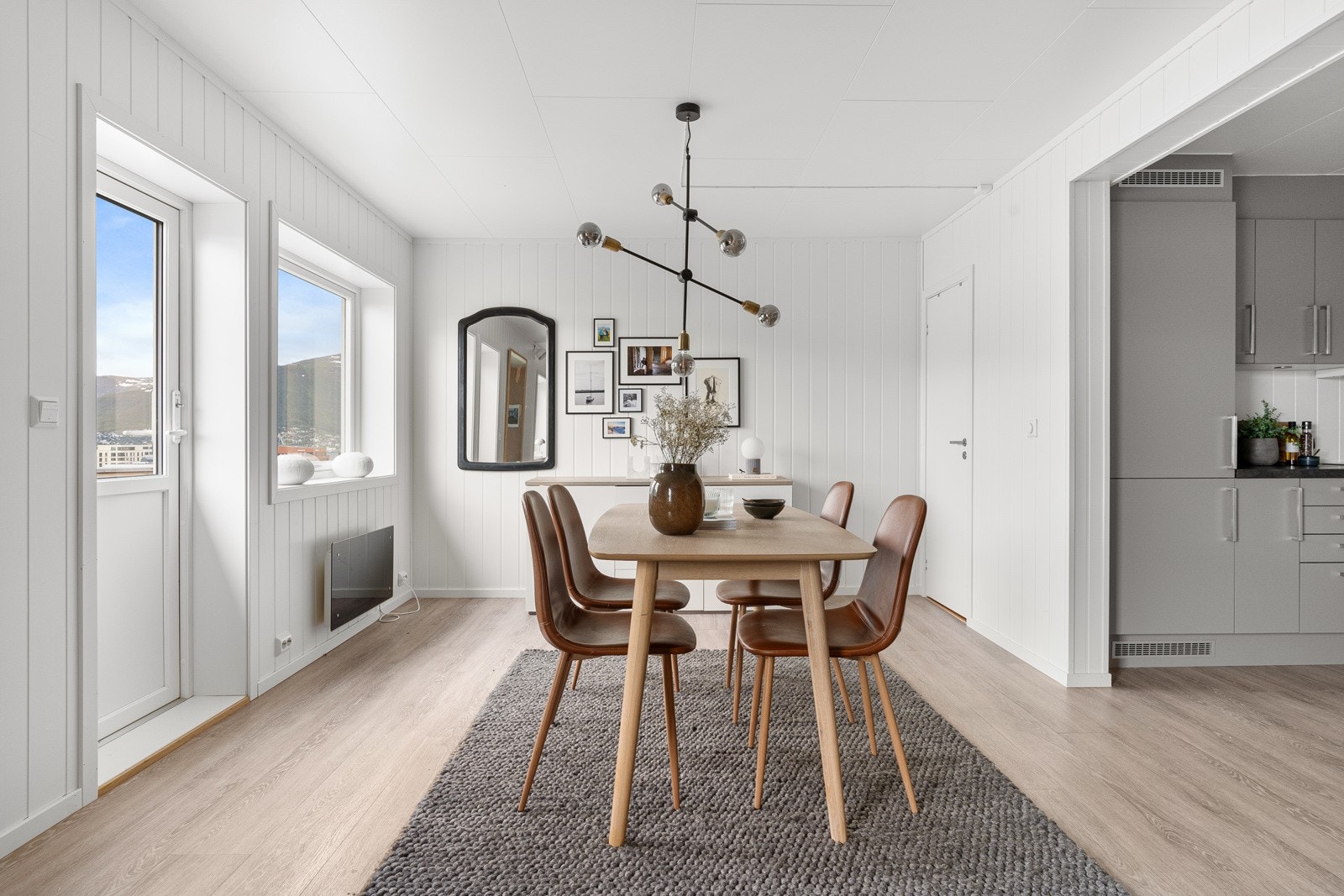 God og naturlig plass for spisebordet mellom sofasonen og kjøkkensonen i stua. Galleribilde