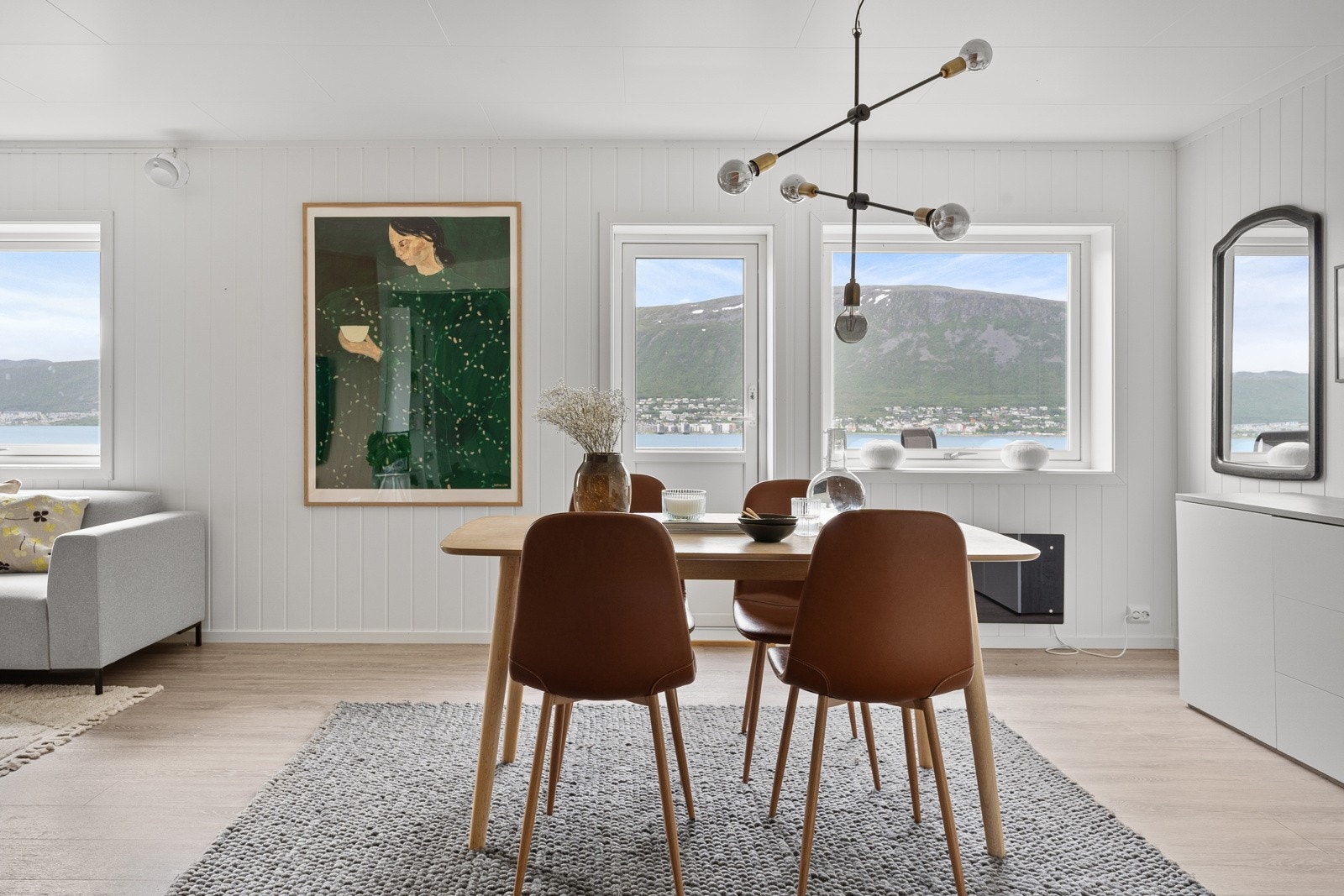 Stuen framstår åpen, lys og luftig. Galleribilde