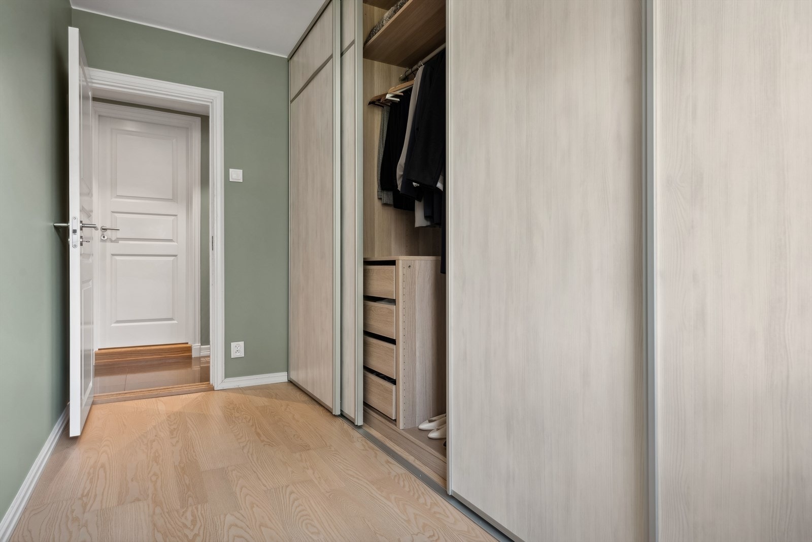 Det siste soverommet er i dag innredet som garderobe. Galleribilde