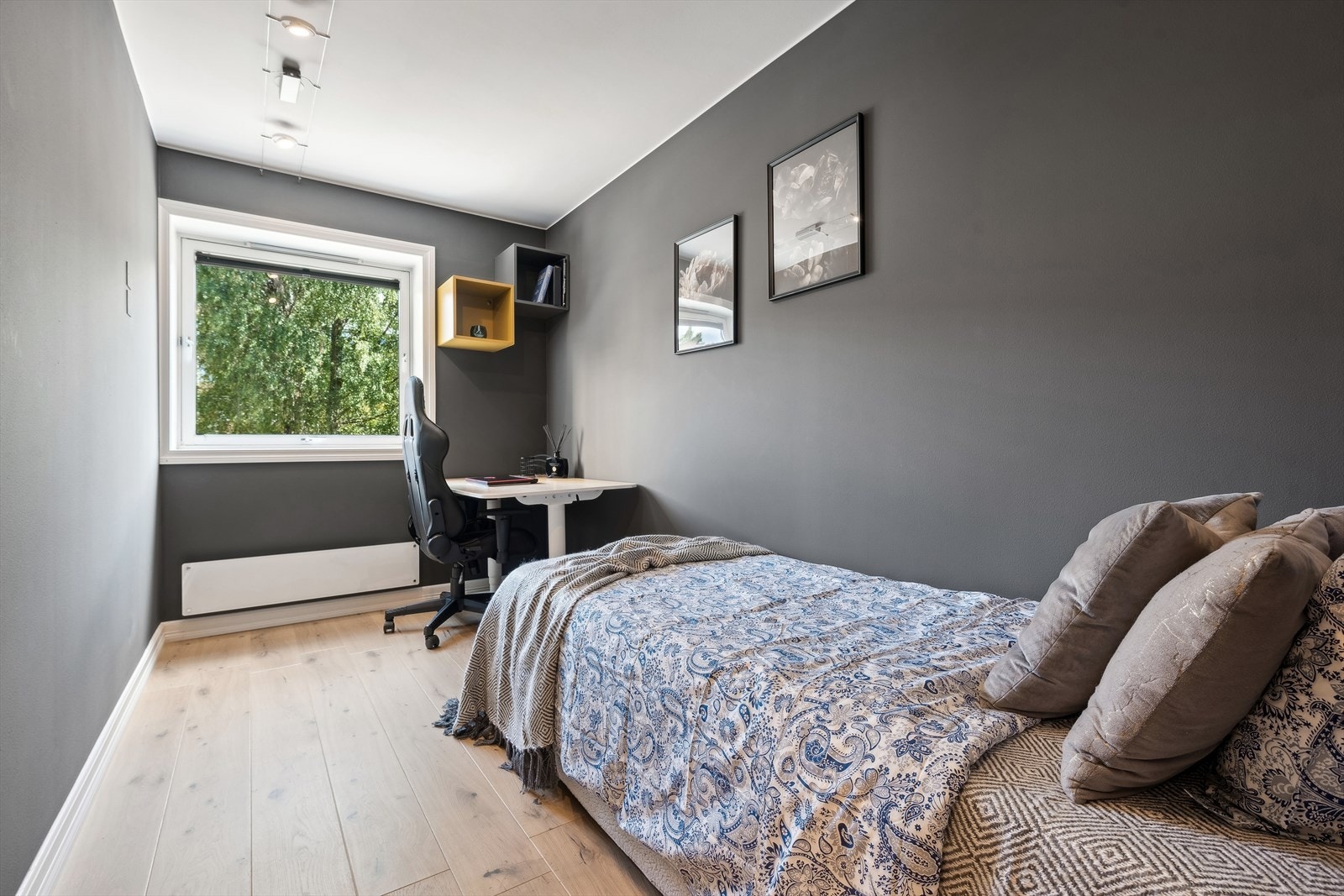 Det andre soverommet er også romslig og passer perfekt som barnerom, gjesterom eller kontor. Galleribilde