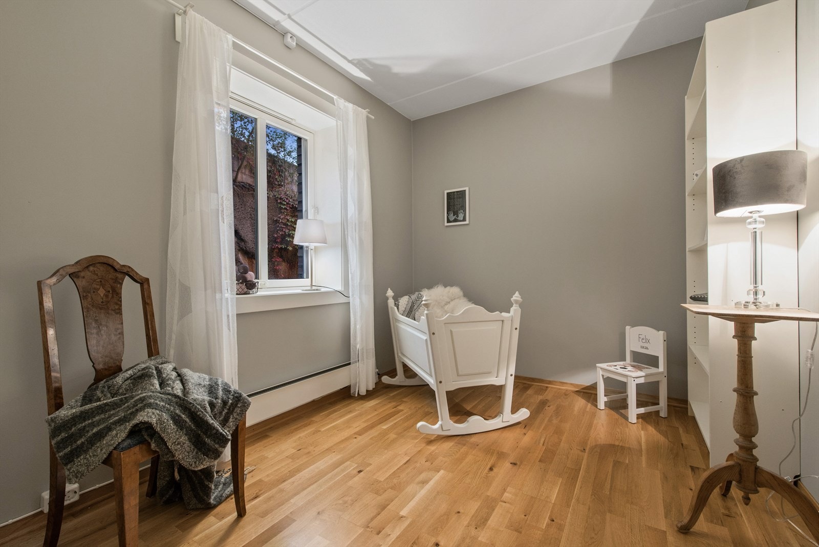 Fordelen med å ha endeleilighet er at du slipper å ha vinduene dine vendt ut mot svalgangen. Stille og rolig. Galleribilde