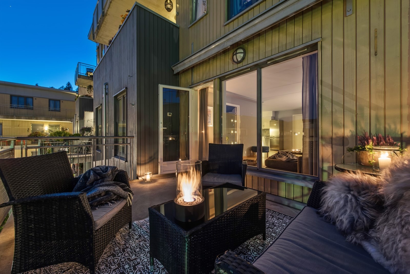 Kveldsstemning på balkongen. Galleribilde