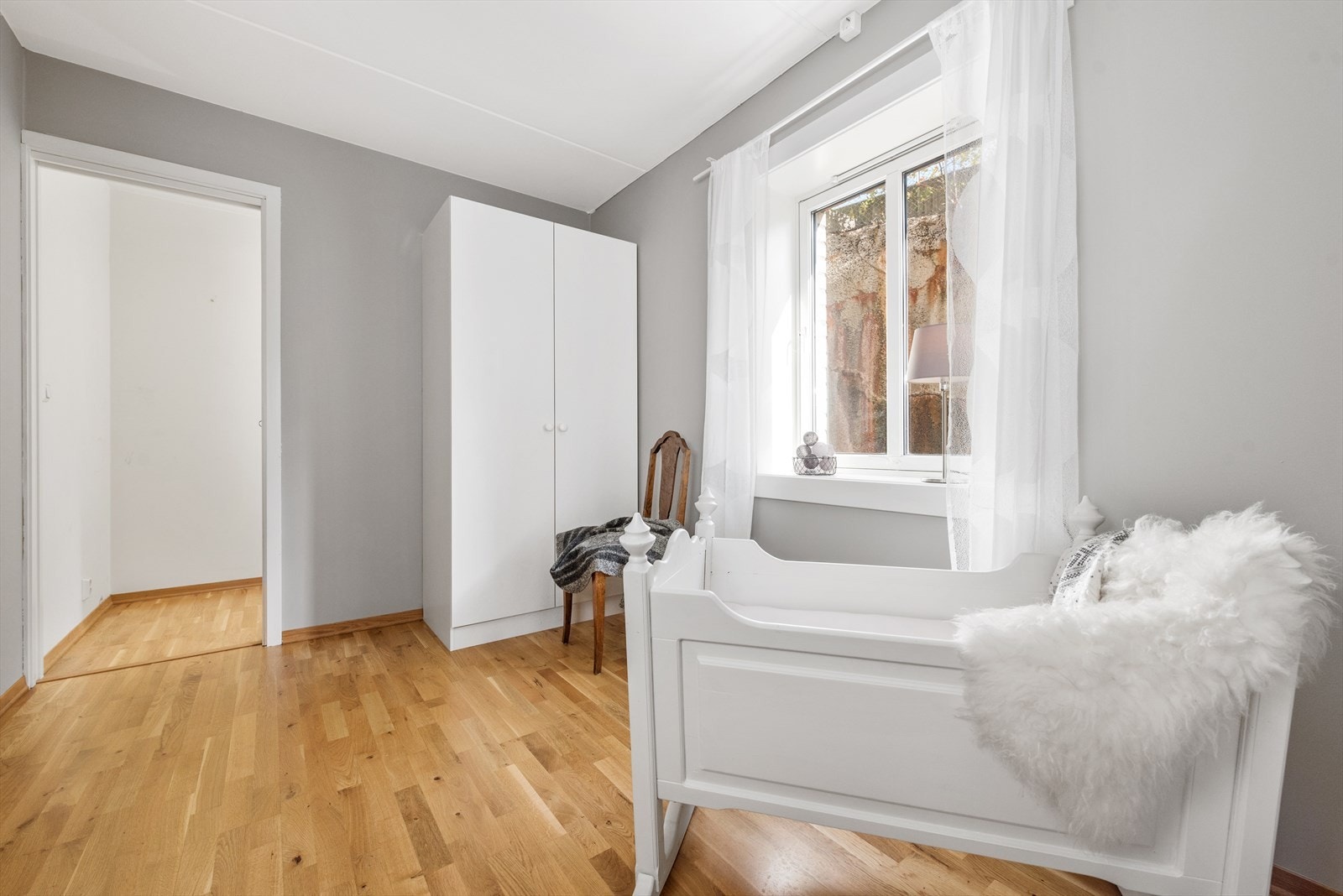 Dette soverommet har adkomst inn til en praktisk bod. Galleribilde