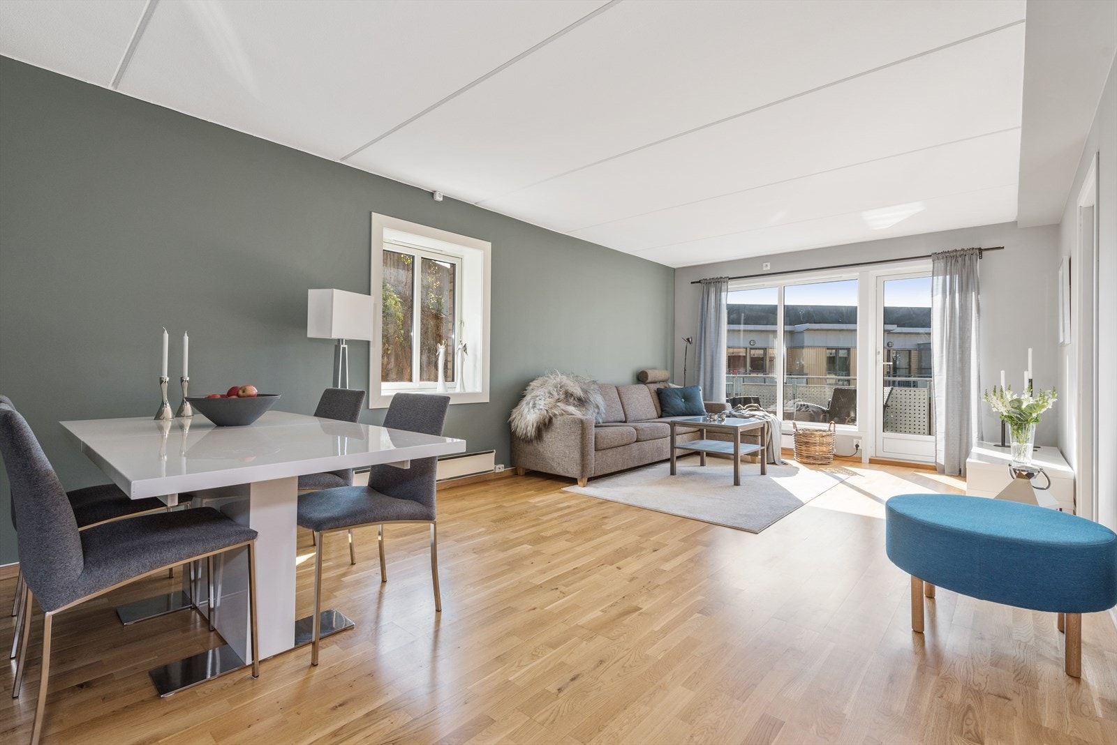 Stuen er av god størrelse, så her har du plass til både sofagruppe og spisestue. Galleribilde
