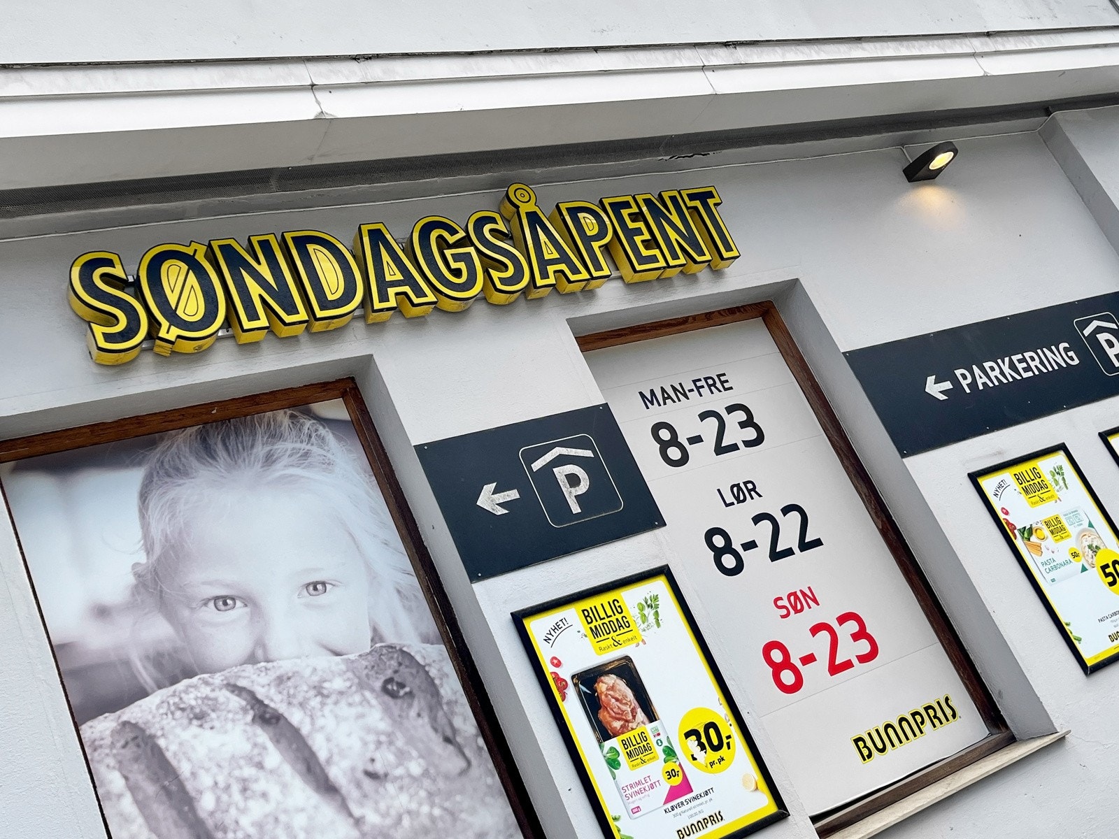 Møllendal har 2 stk søndagsåpne butikker i gangavstand fra leiligheten; Joker og Bunnpris. Galleribilde