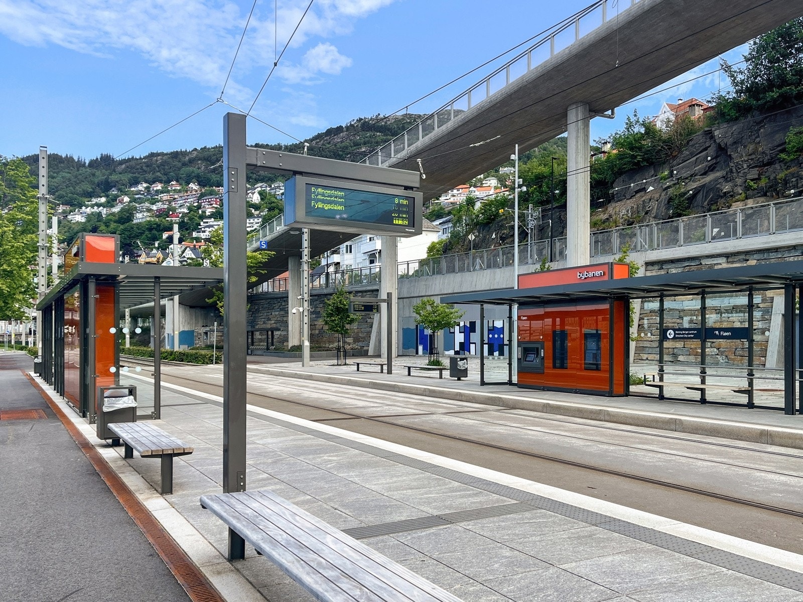 Fløen bybanestopp ligger like ved (Linje 2: Sentrum - Haukeland - Krohnstad - Fyllingsdalen). Galleribilde