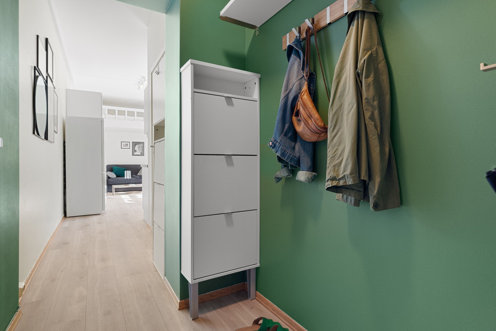 Velkommen inn! Egen entré gir god plass til yttertøy. Skoskap følger med i handelen. Galleribilde