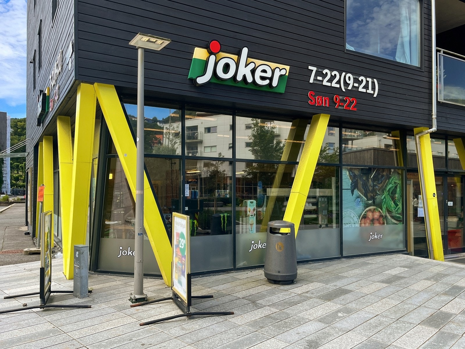 Møllendal har 2 stk søndagsåpne butikker i gangavstand fra leiligheten; Joker og Bunnpris. Galleribilde