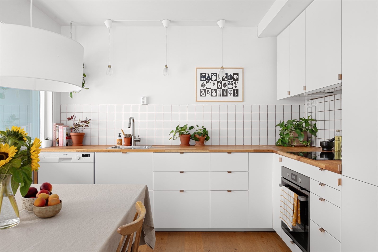 Leiligheten fremstår som delikat og moderne med parkett på gulv, kjøkken fra 2022 og bad fra 2017 Galleribilde