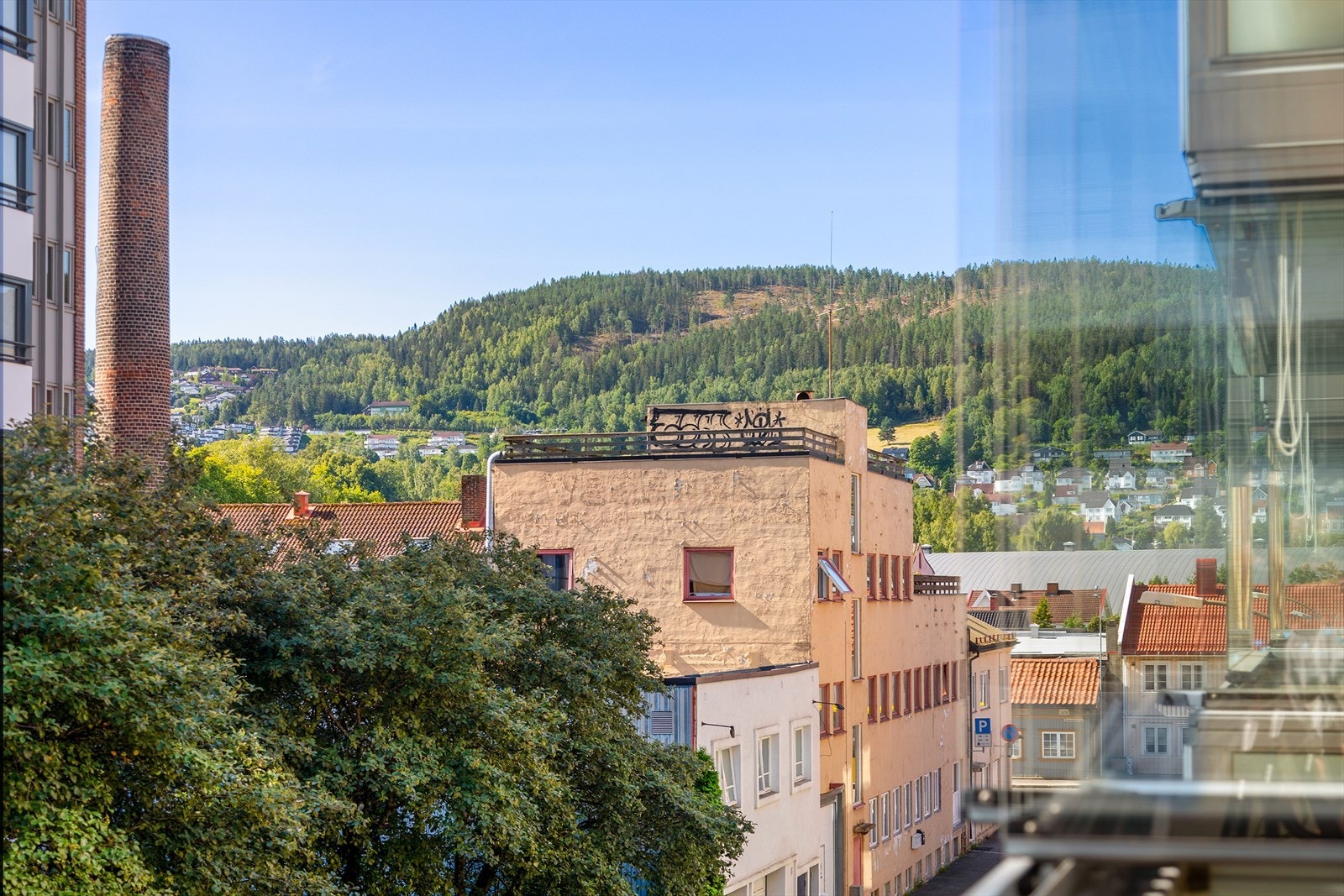 Her kan du nyte fin utsikt og formiddagssol Galleribilde