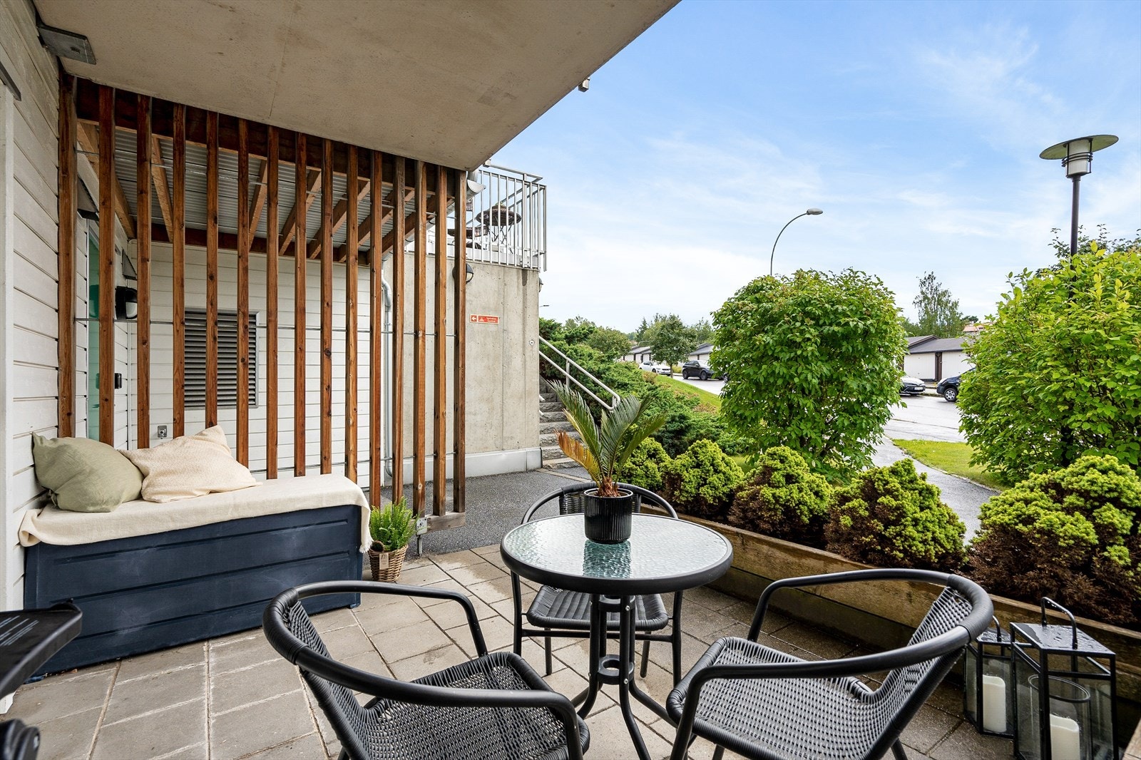 Hellelagt terrasse med plass til utemøbler og grill. Galleribilde