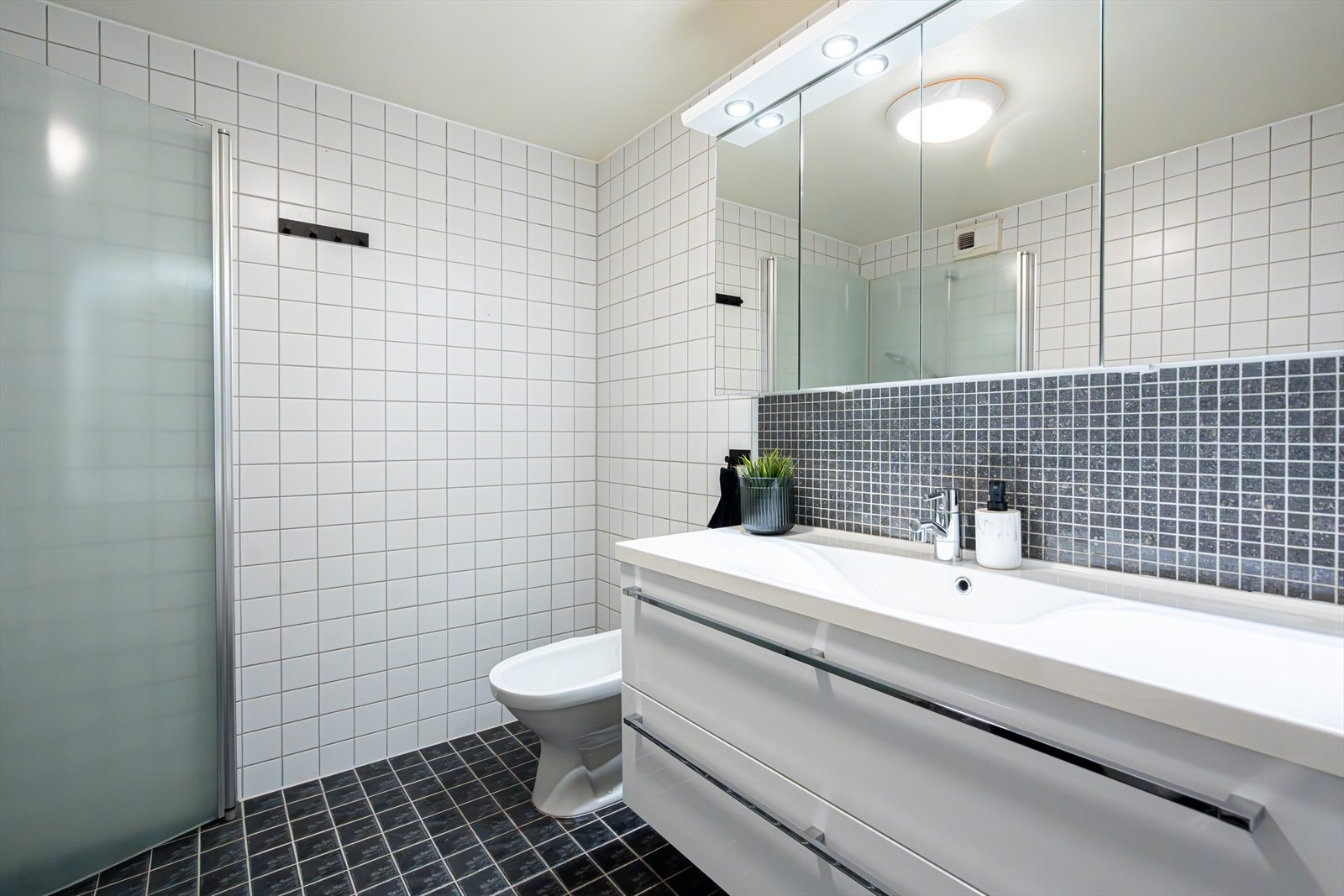 Pent flislagt baderom fra byggeår 2010 med elektriske varmekabler i gulvet. Galleribilde