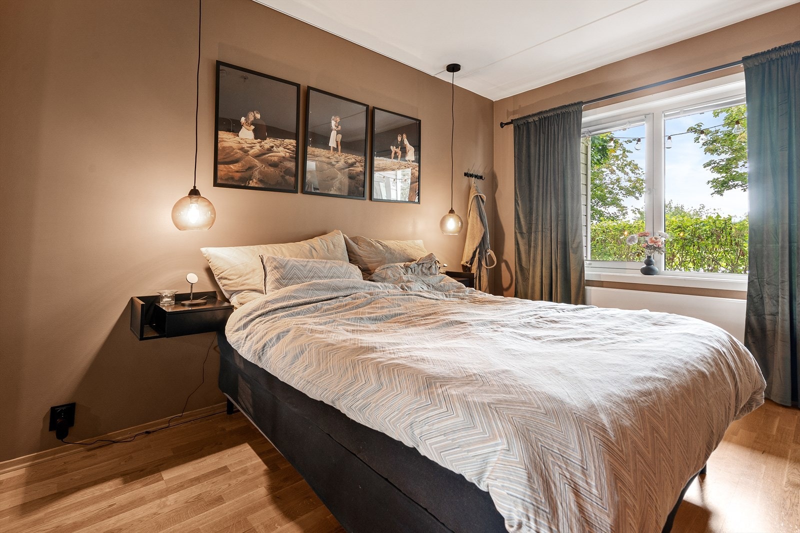 Hovedsoverommet har god plass til dobbeltseng og tilhørende nattbord, og er malt i en behagelig farge. Galleribilde