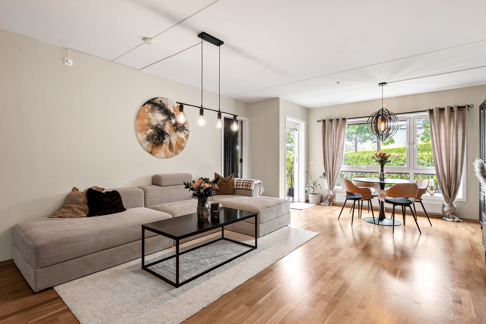 Lys og luftig stue med god plass til sofakrok, TV-møbler og spisestue. Galleribilde