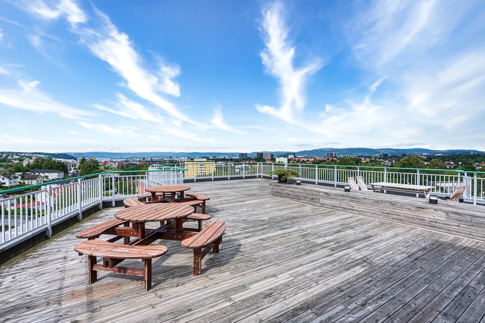 Borettslaget har en flott, felles takterrasse med svært gode solforhold og utsikt over store deler av byen. Galleribilde